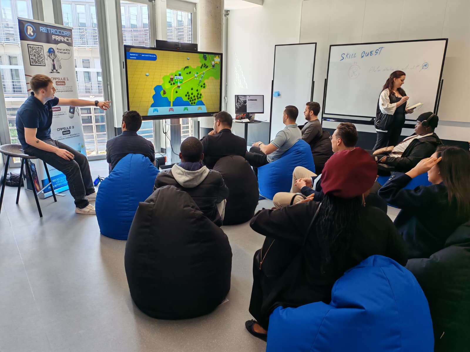 Un animateur présente un atelier à un groupe de participants