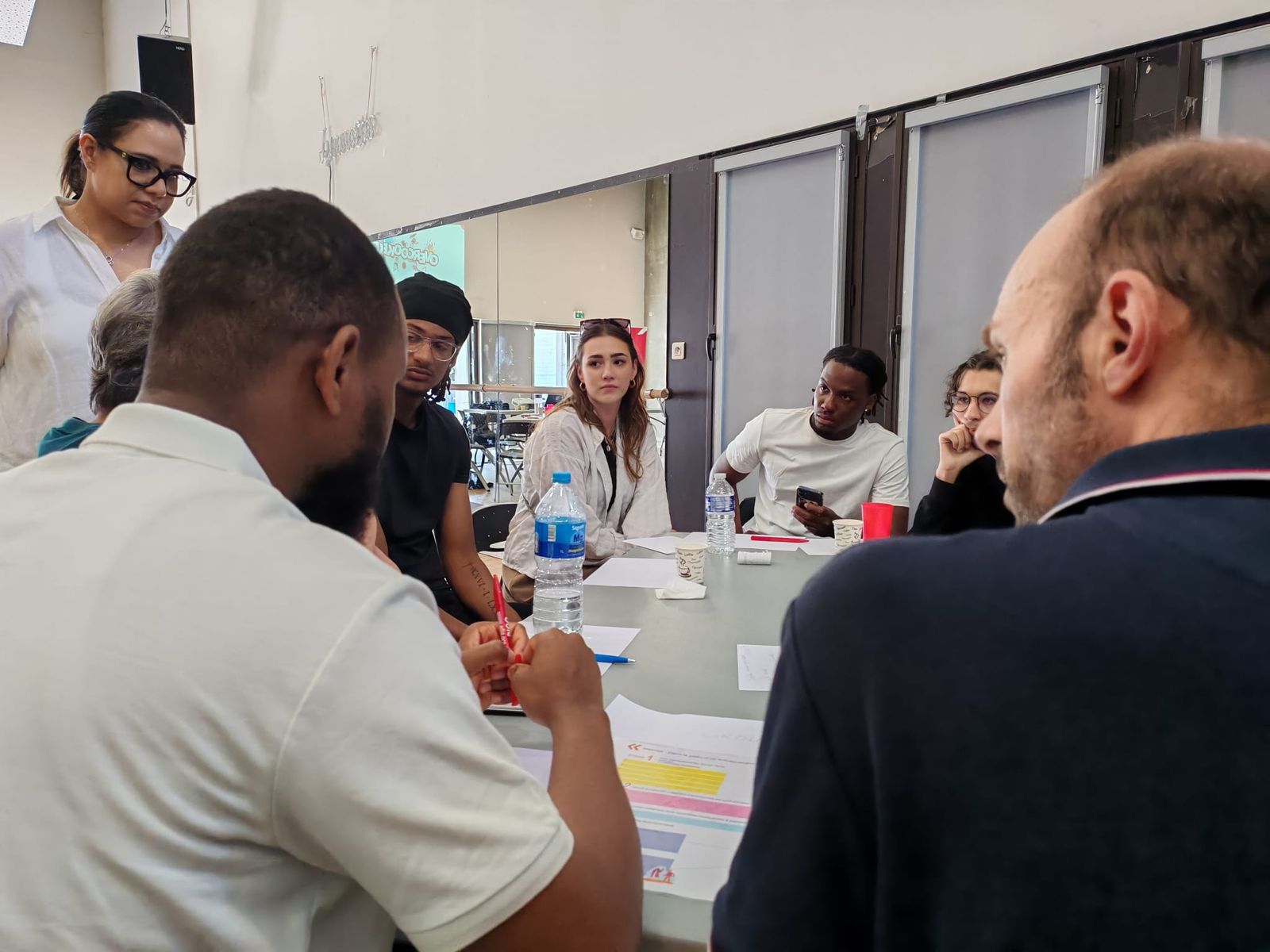 Des participants échangent autour d'une table pendant un atelier Skill Quest