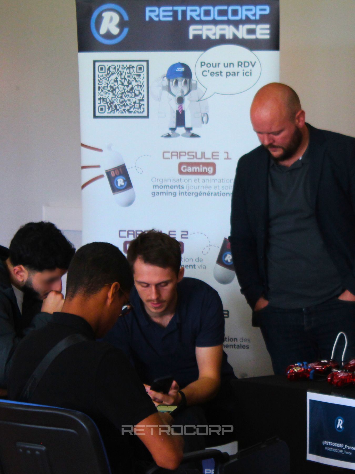 Le stand RETROCORP accueille des candidats lors d'un forum emploi